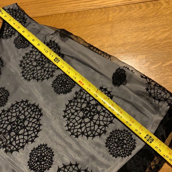 Beautiful Vera Wang sleeveless Top - Picture 9 of 9